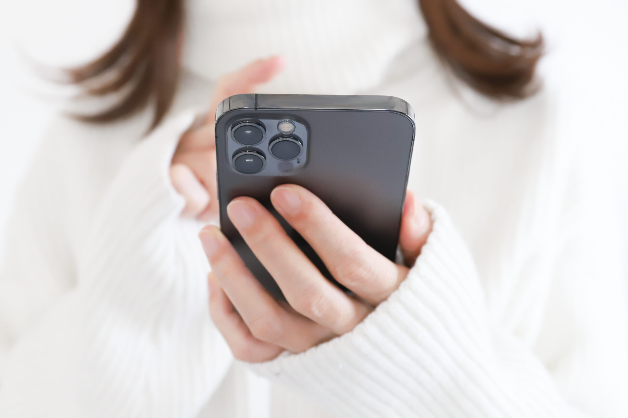 スマホを触る女性の手元