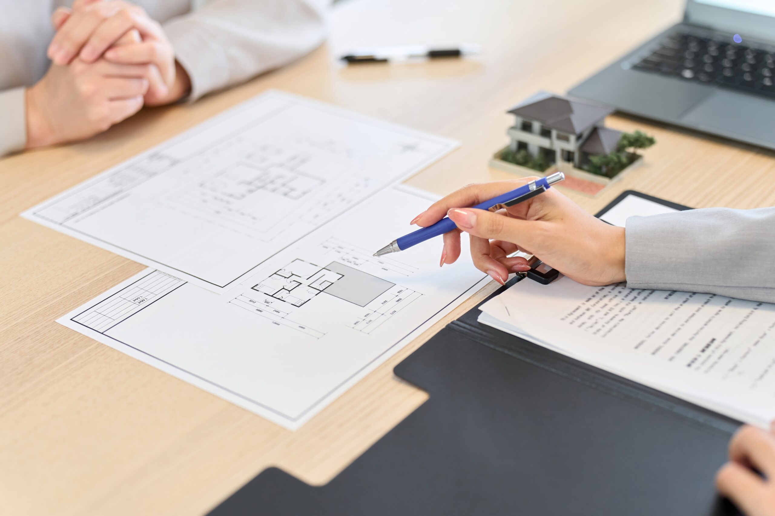 不動産の案内をする女性営業